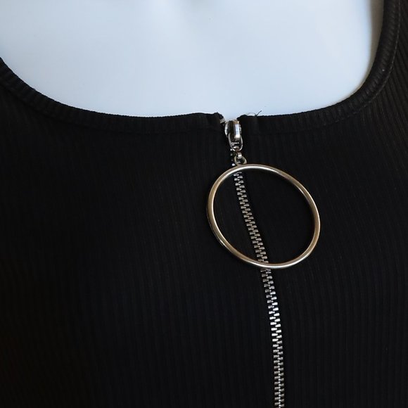 Black ribbed blouse w/lg ringed zipper - Picture 2 of 5